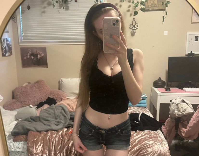 I HATE WORKKK finally im home yayay