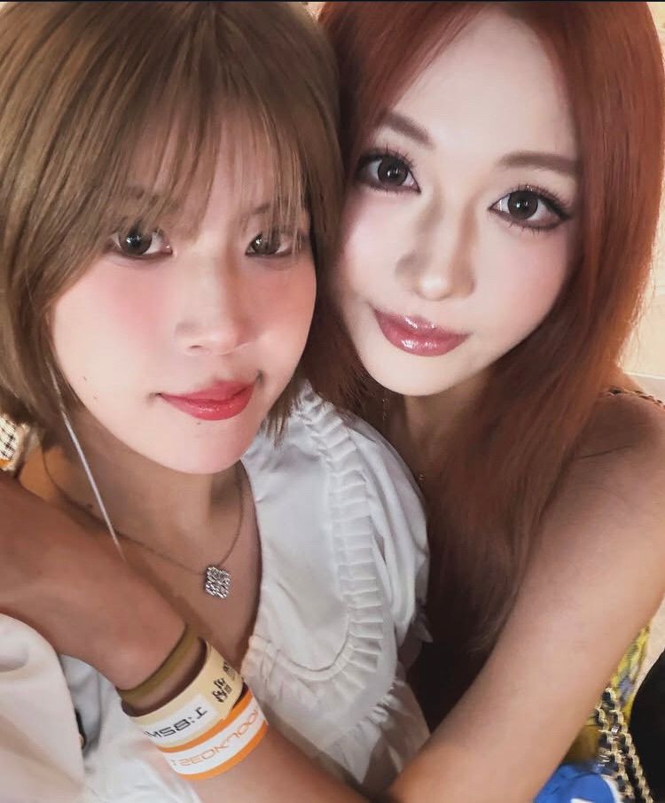 available for selfies! 💝
