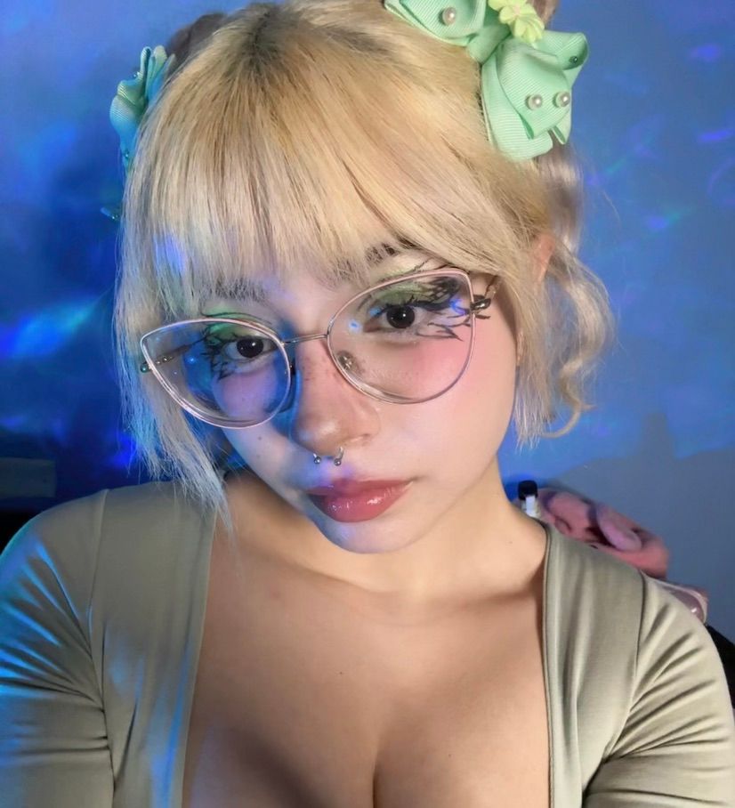 Hii, want some pics or vids?🩷