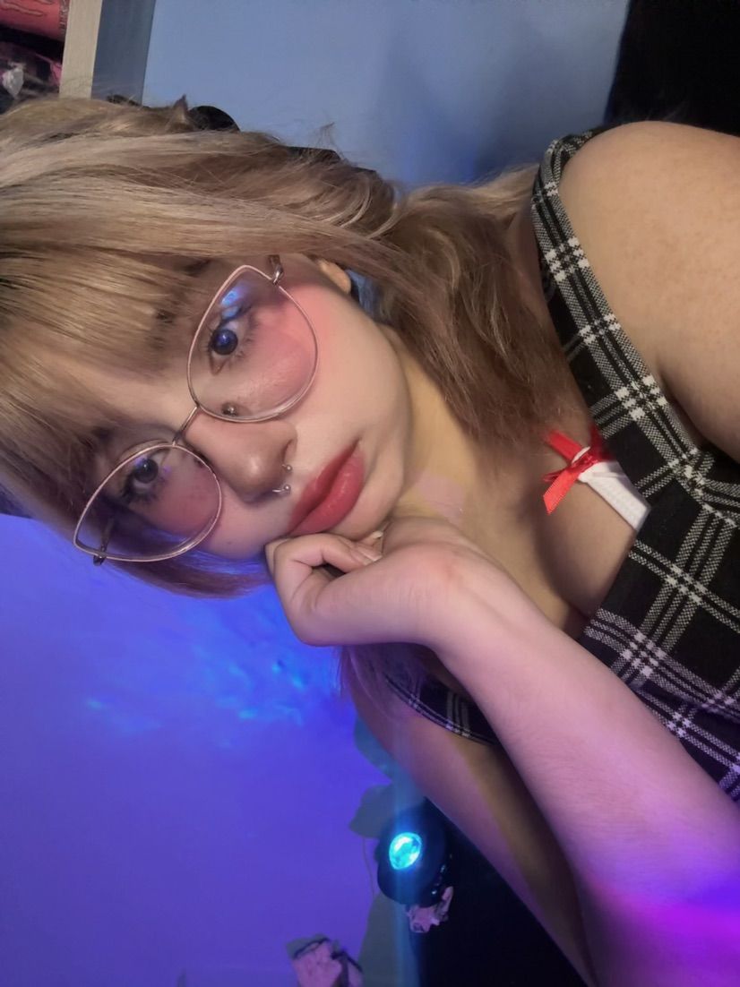 Hii, want some selfies? dm me🩷