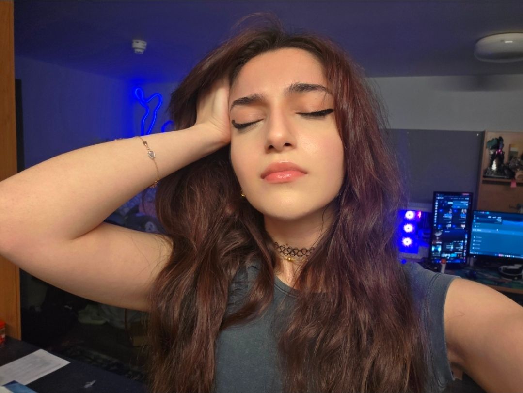im bored- come cure me, lets chat and play!