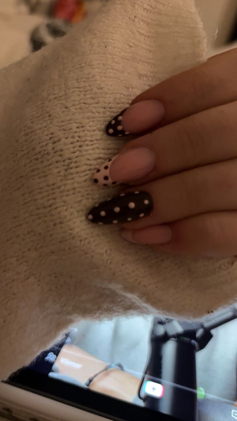 i wanna get my nails done again :/