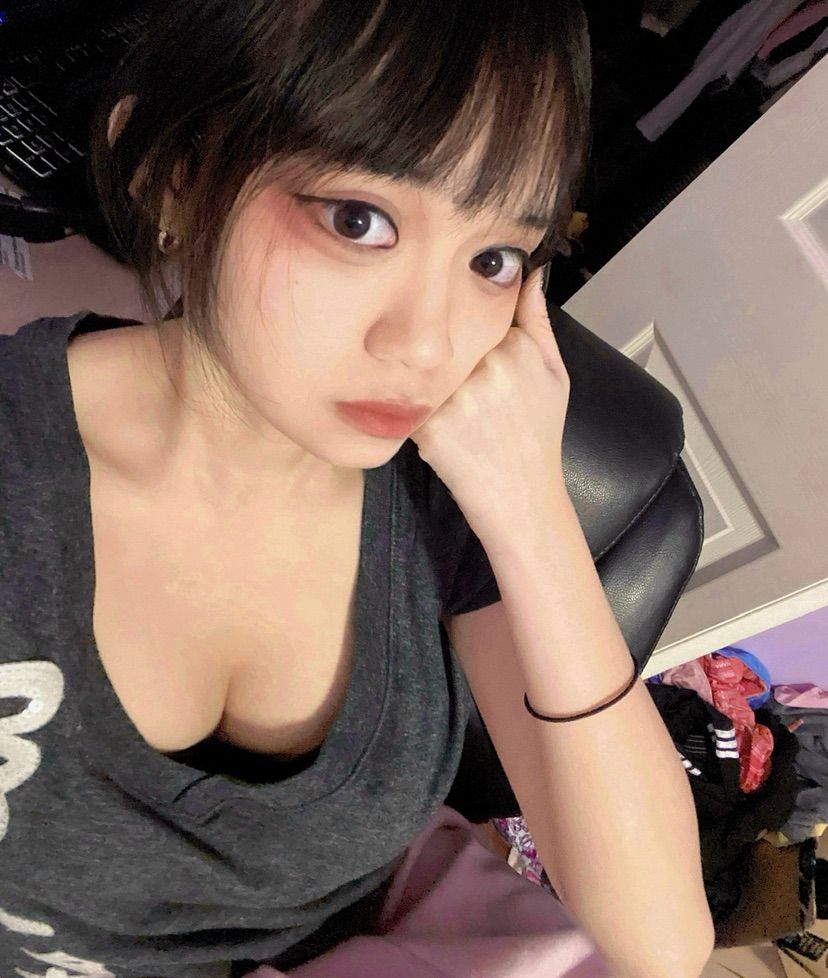 hii available for selfies <3