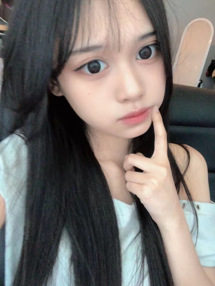 hii available for selfies <3