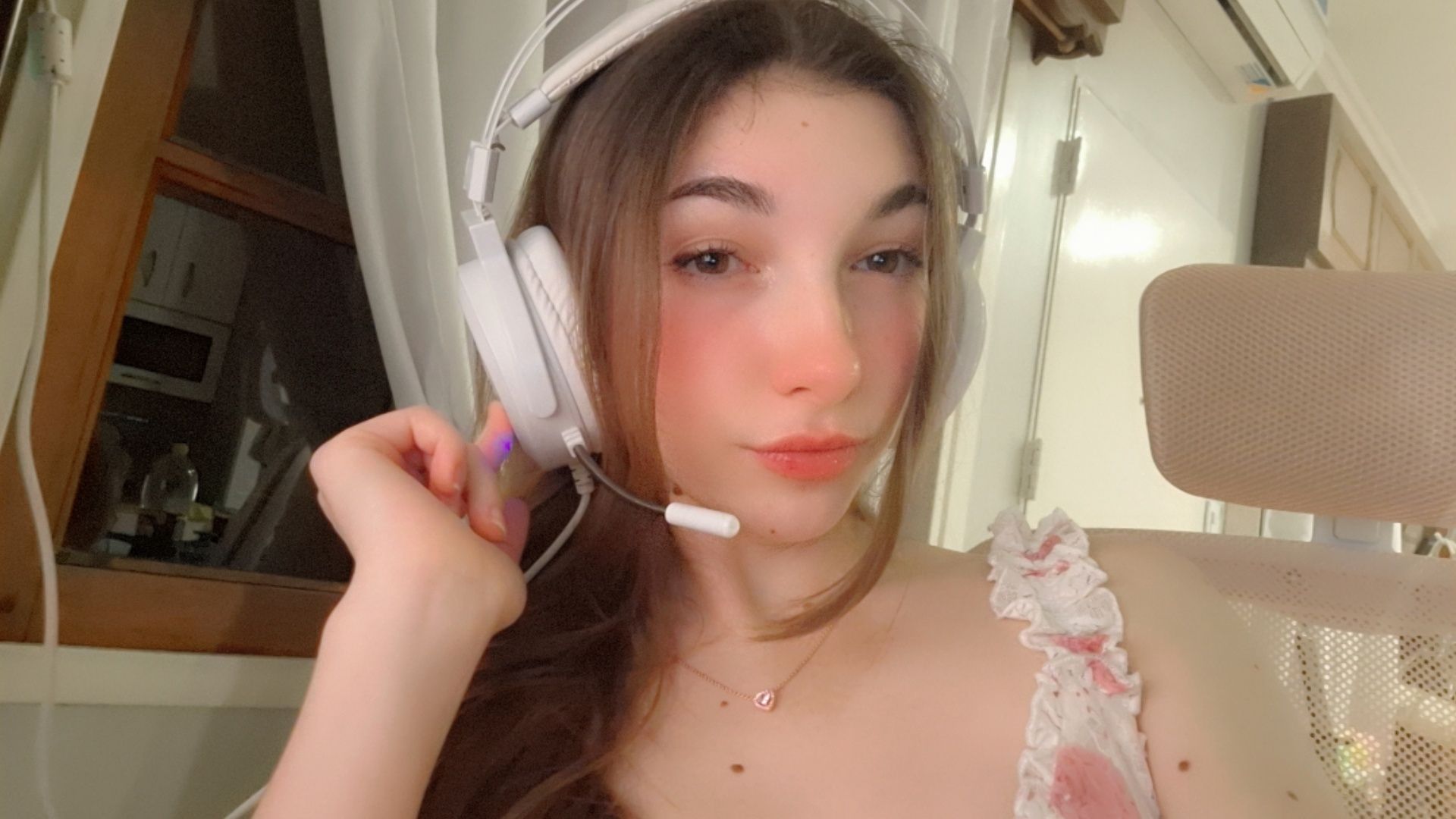 I'm Available! ~♡🌷