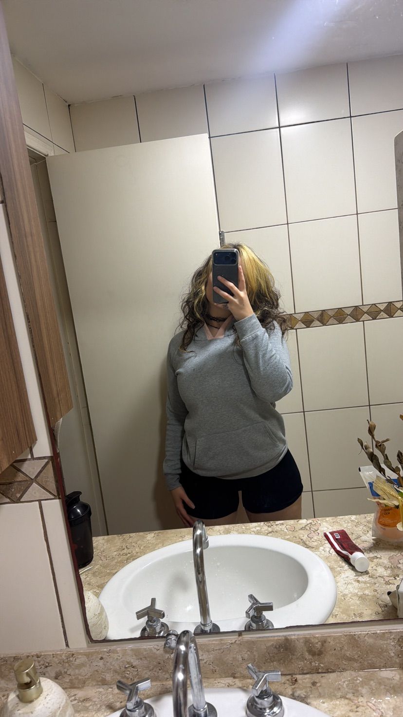 hey so hmm im available for selfies n’ texting <3