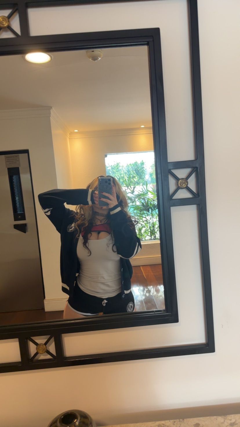 hey! i’m available for texting n’ selfies <3
