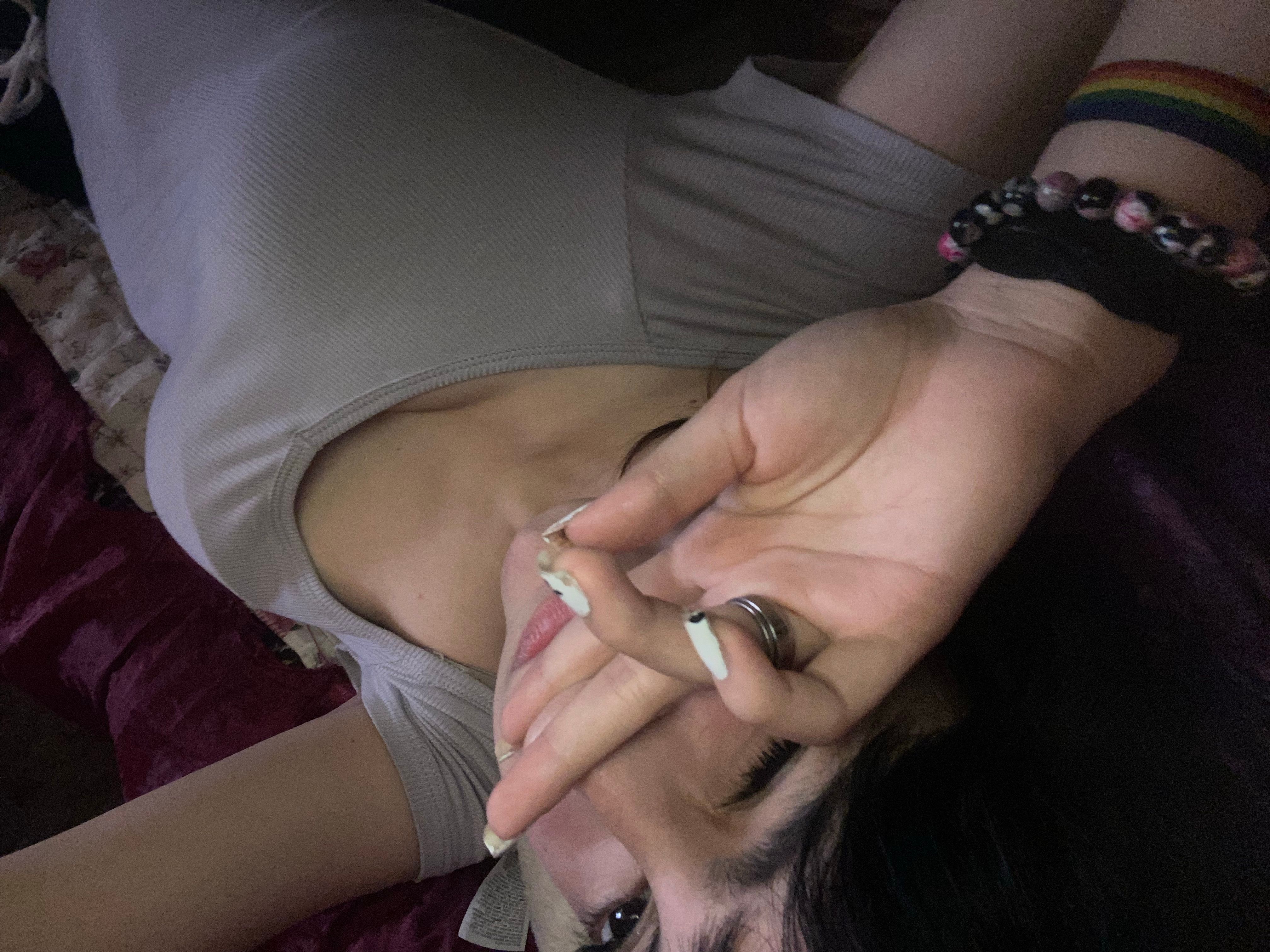 dm for echat/custome pics/vids! <3