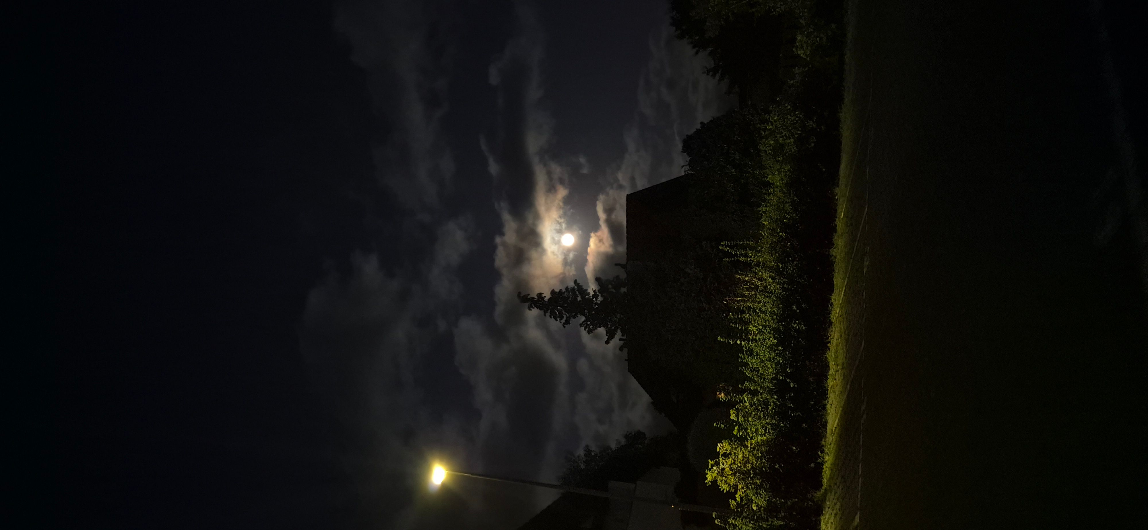 the moon is beautiful tonight, isnt it? ^_^