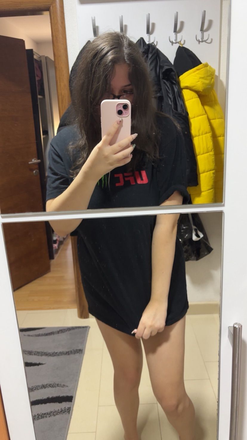 hiya<3 available for cutesie selfies and vids ^^