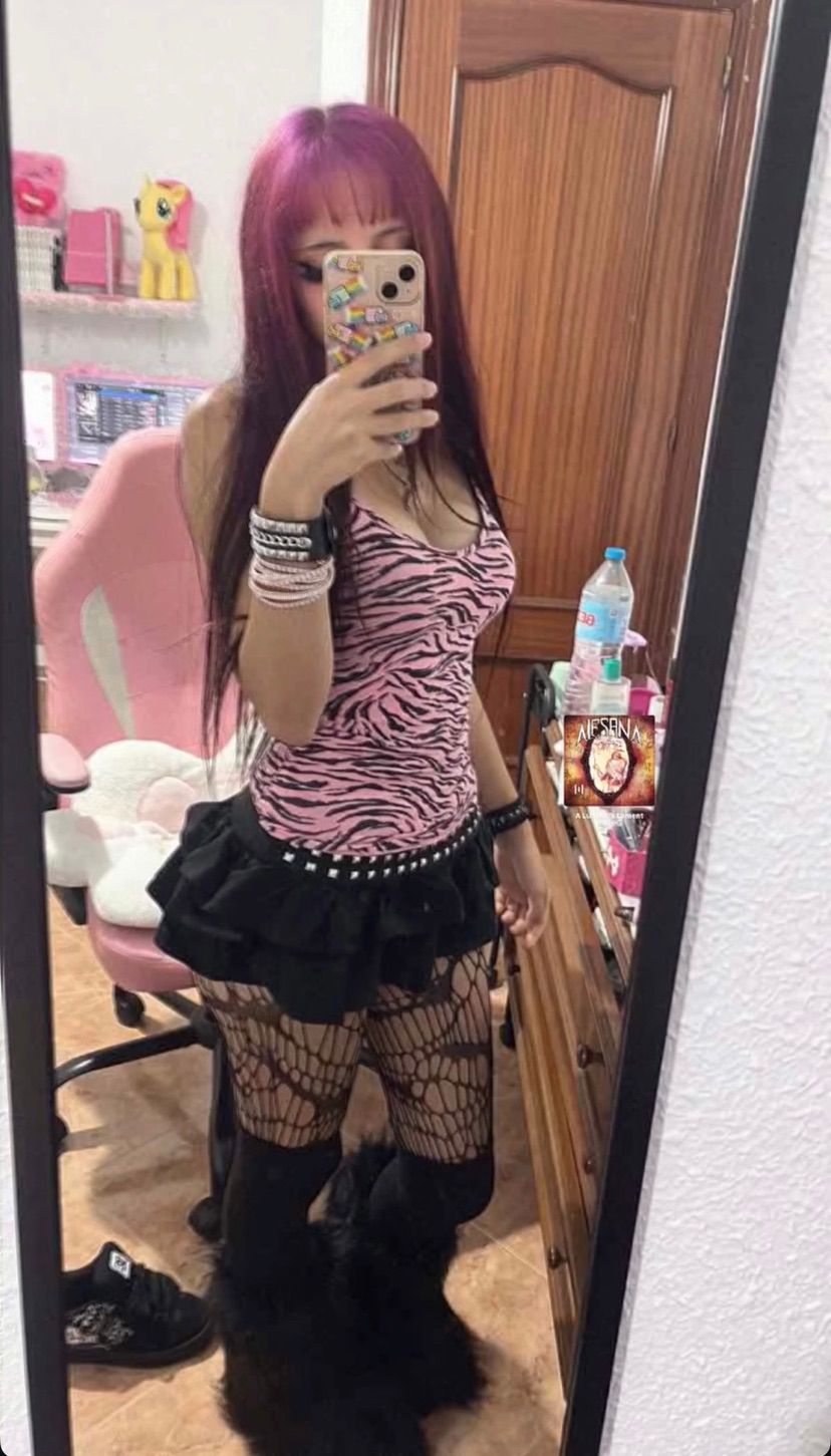 avaliable for pics and chat <33