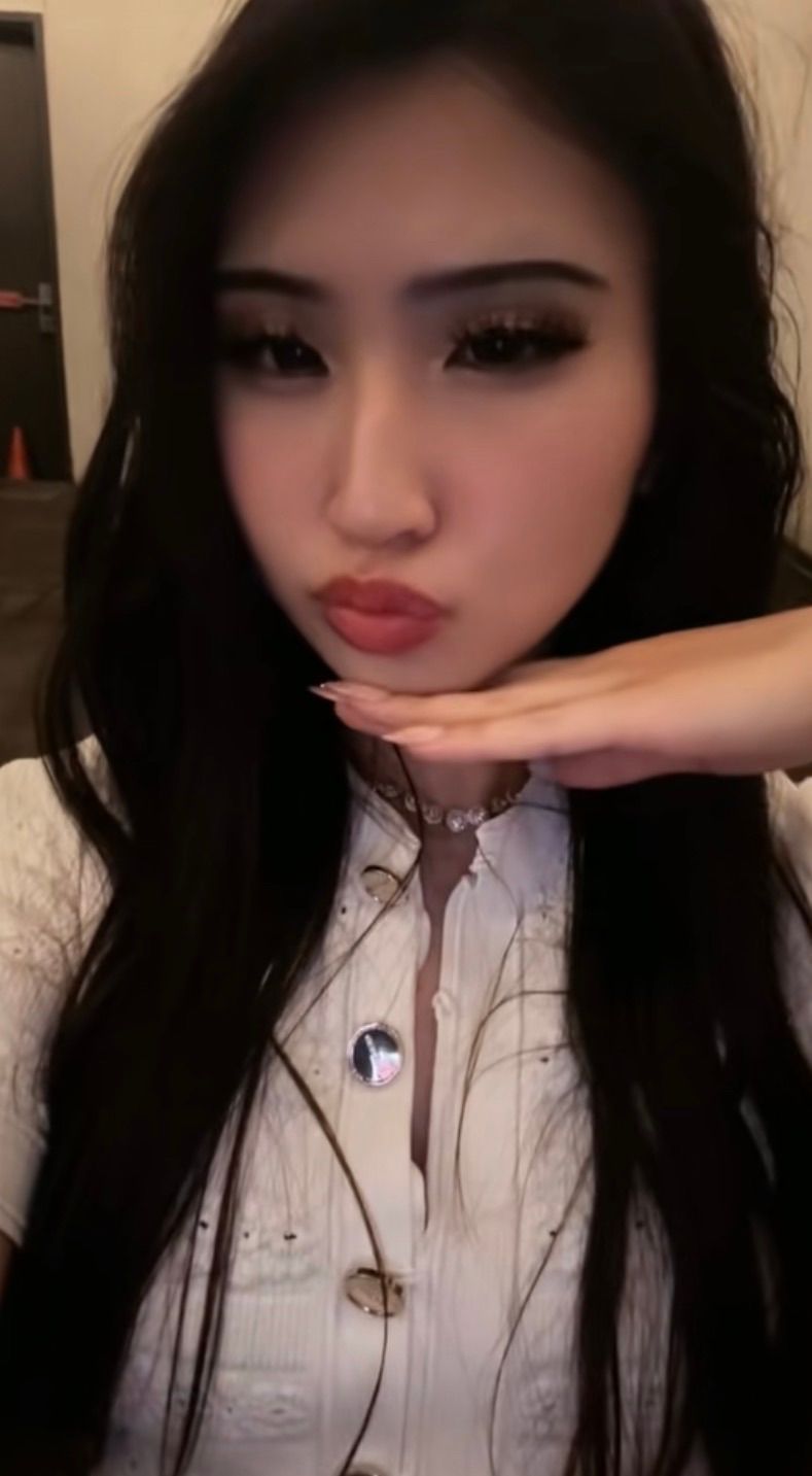 spoiled brat is rdy to vid call & game :3
