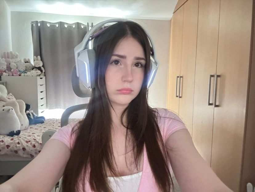 videocalls, texting n games ^^