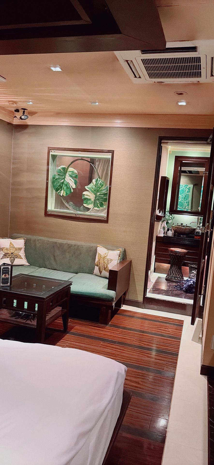 Yesterday I rented a hotel room!!!