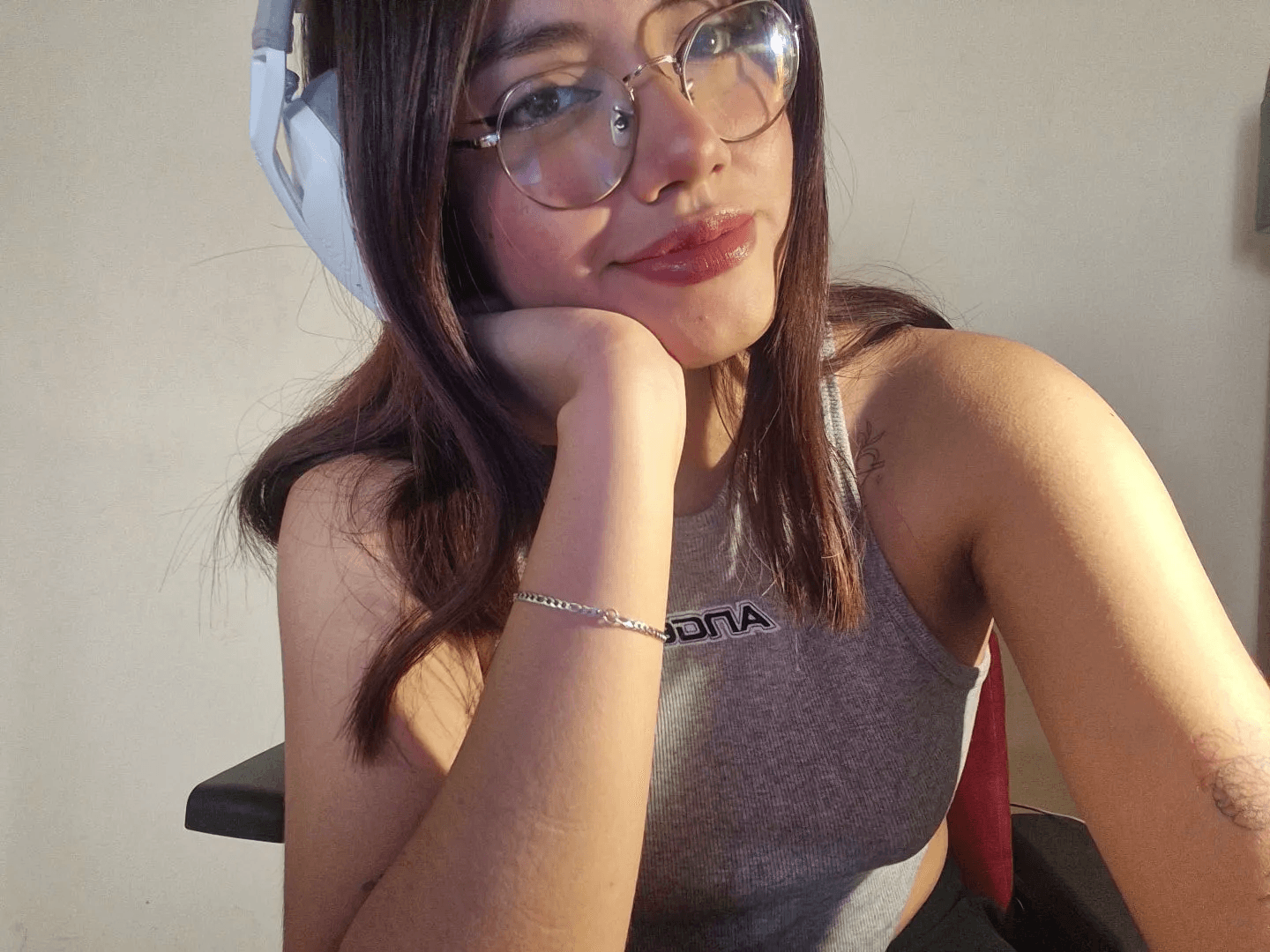 hi, dispo for echat, pics, vids and adding socials