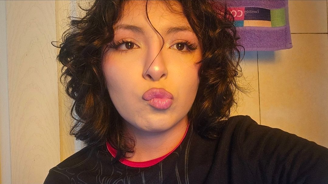 Available for selfies ♡♡