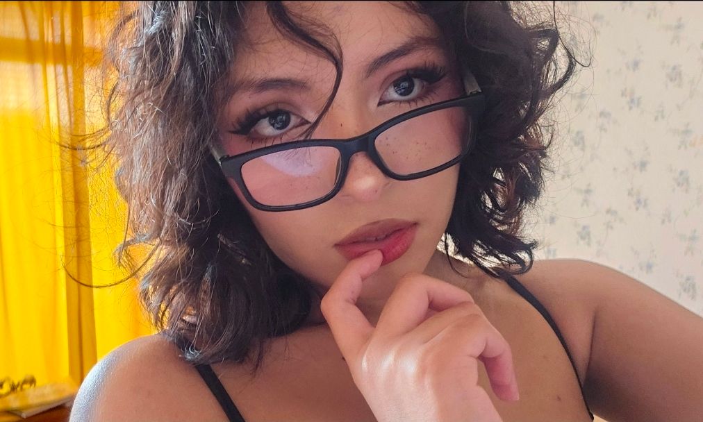 Available for selfies!!!💗✨️🦔