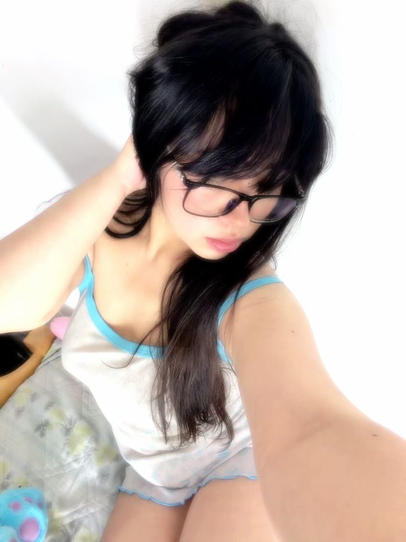 damn i can’t sleep, want play with me?