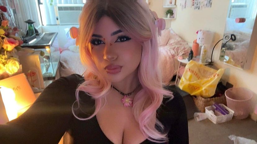 BOTH OF US AVAILABLE FOR VID CALLS, come here :3