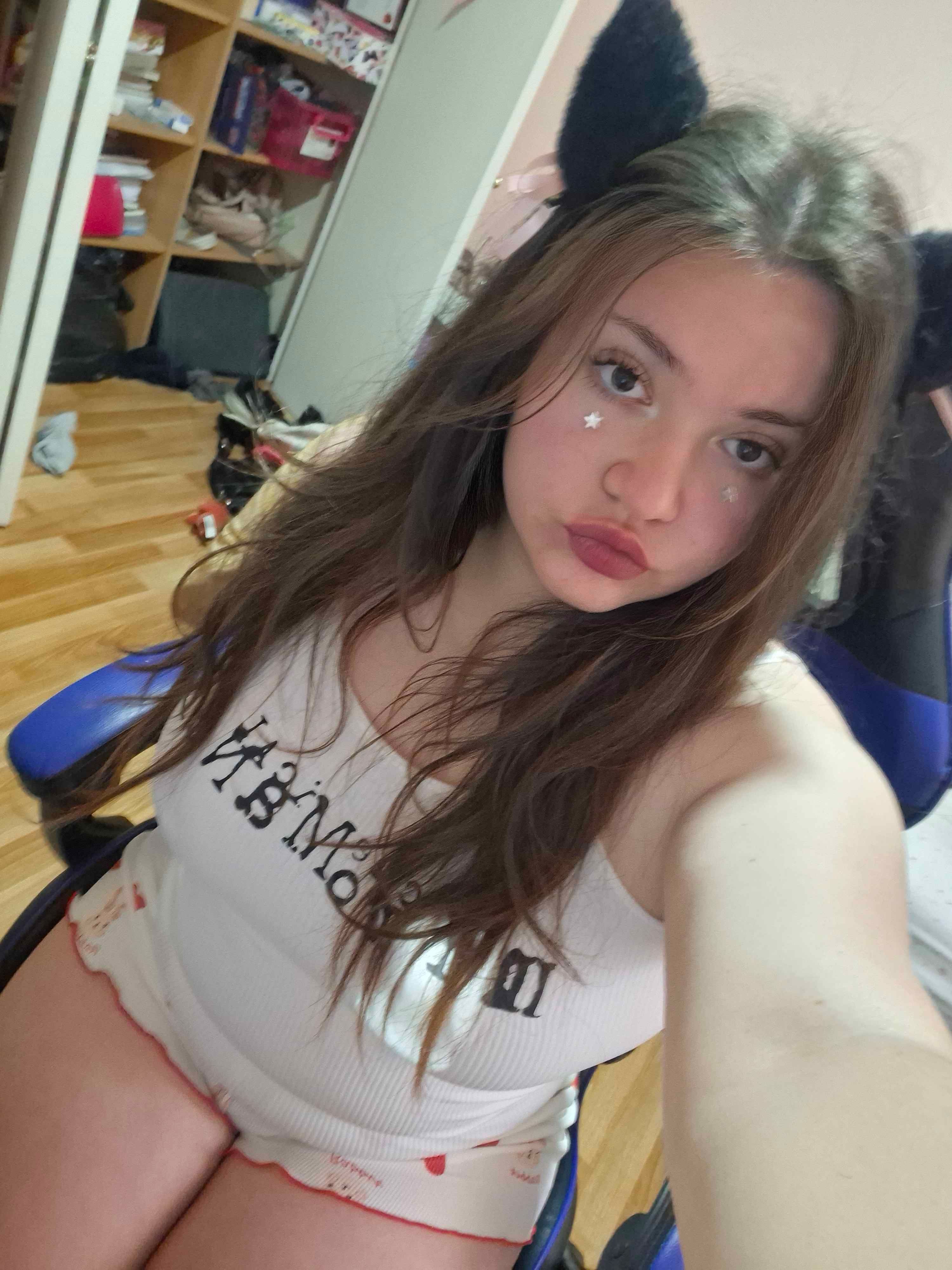 hii I'm available ^^ disponible<3