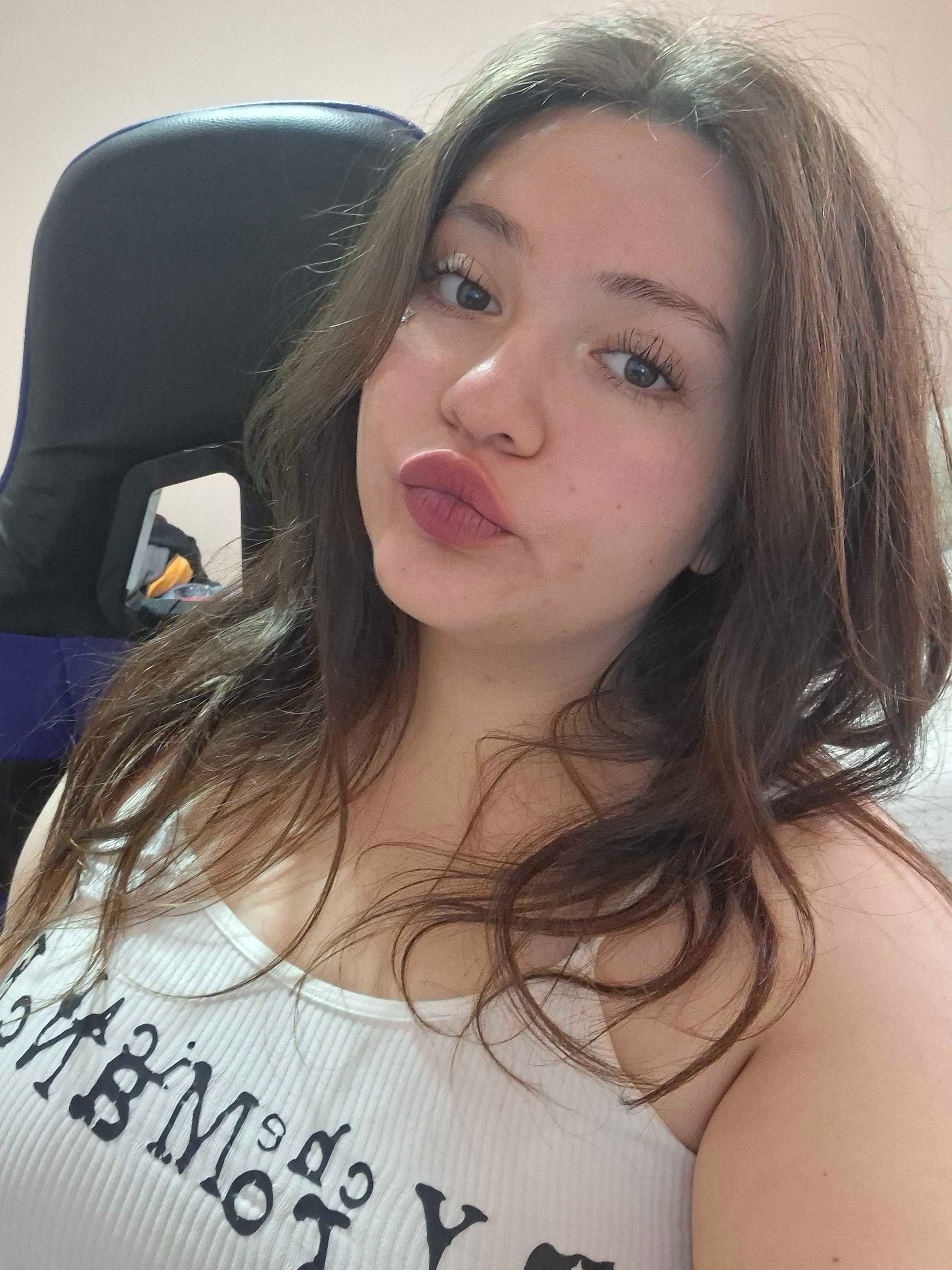 hii I'm available ^^ disponible<3