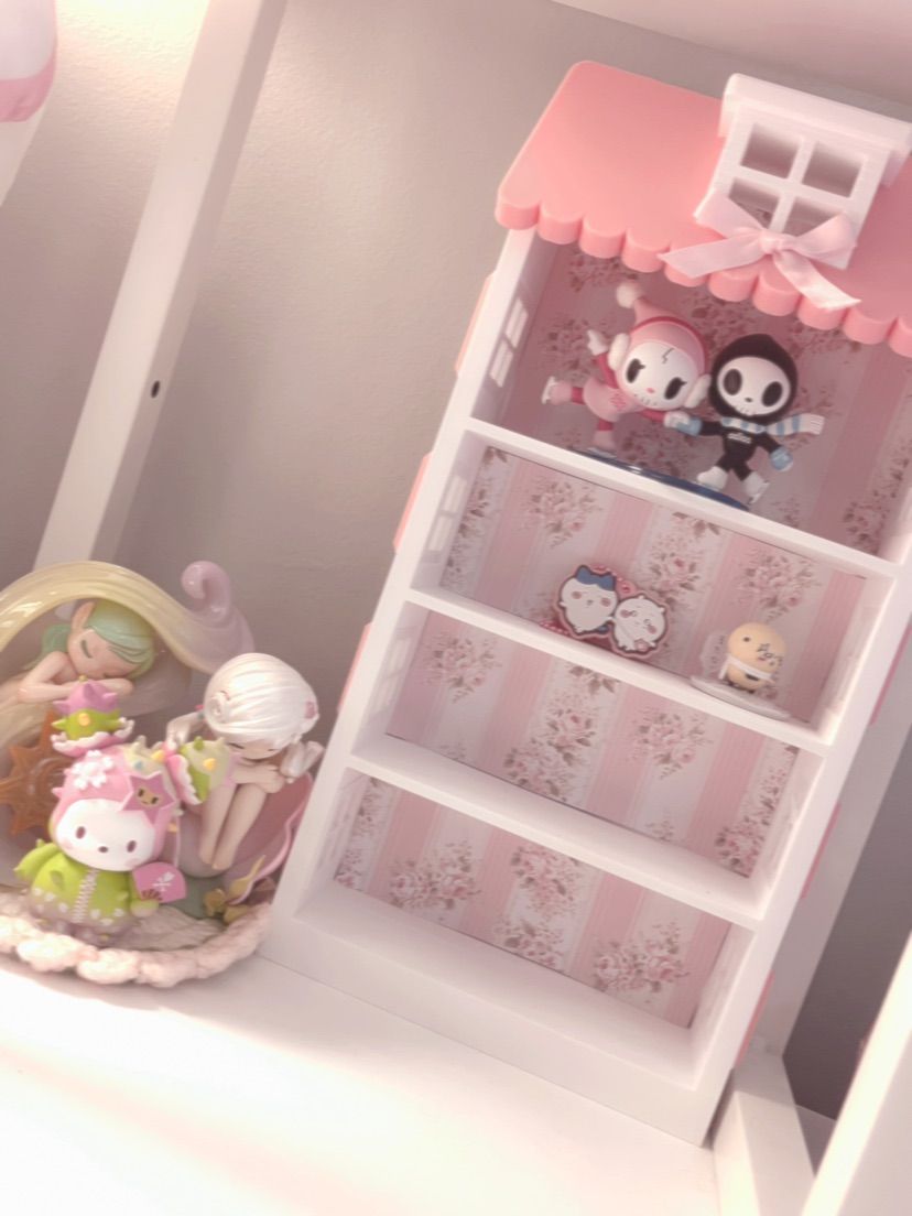 I need more small trinkets to fill my shelf !