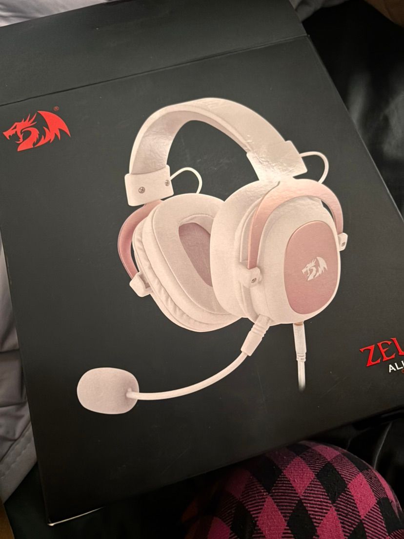 NEW HEADSET YAY :D