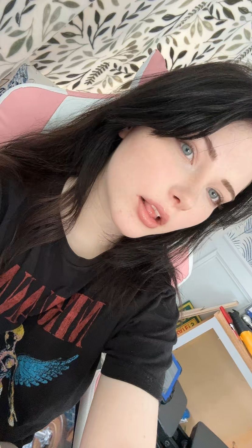 help a puppy and buy her selfie bundle >.<