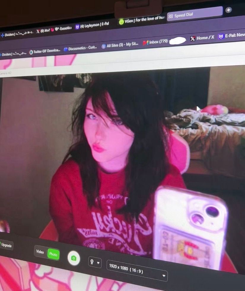 hiiiii :3 vidcalls n selfies >:3
