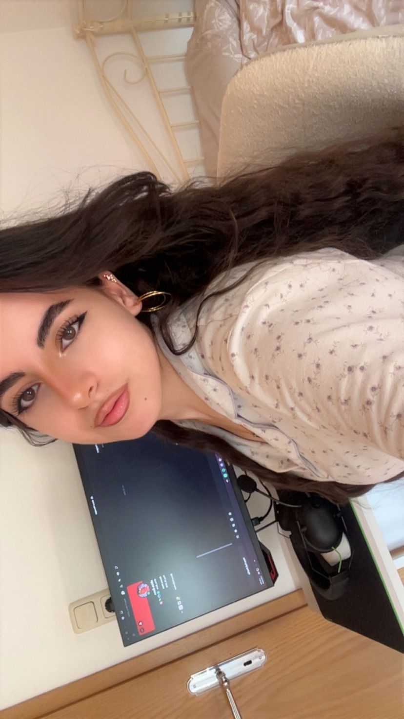 available for pics🤍
