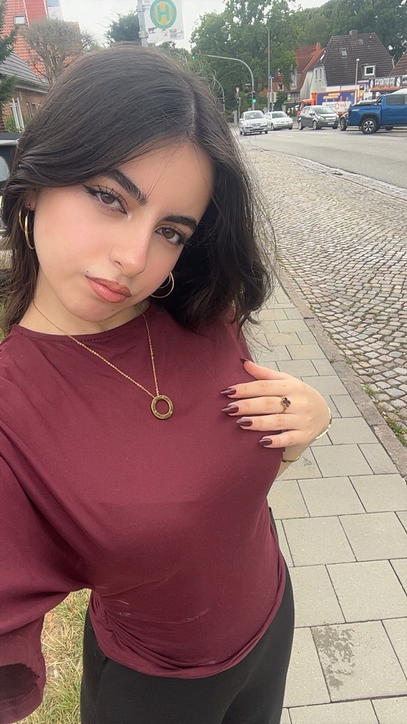 Available for pics❤️