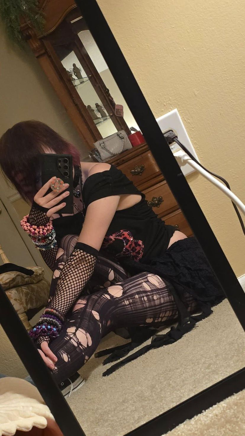 available for selfies and vids! hmmmmmuuuuu