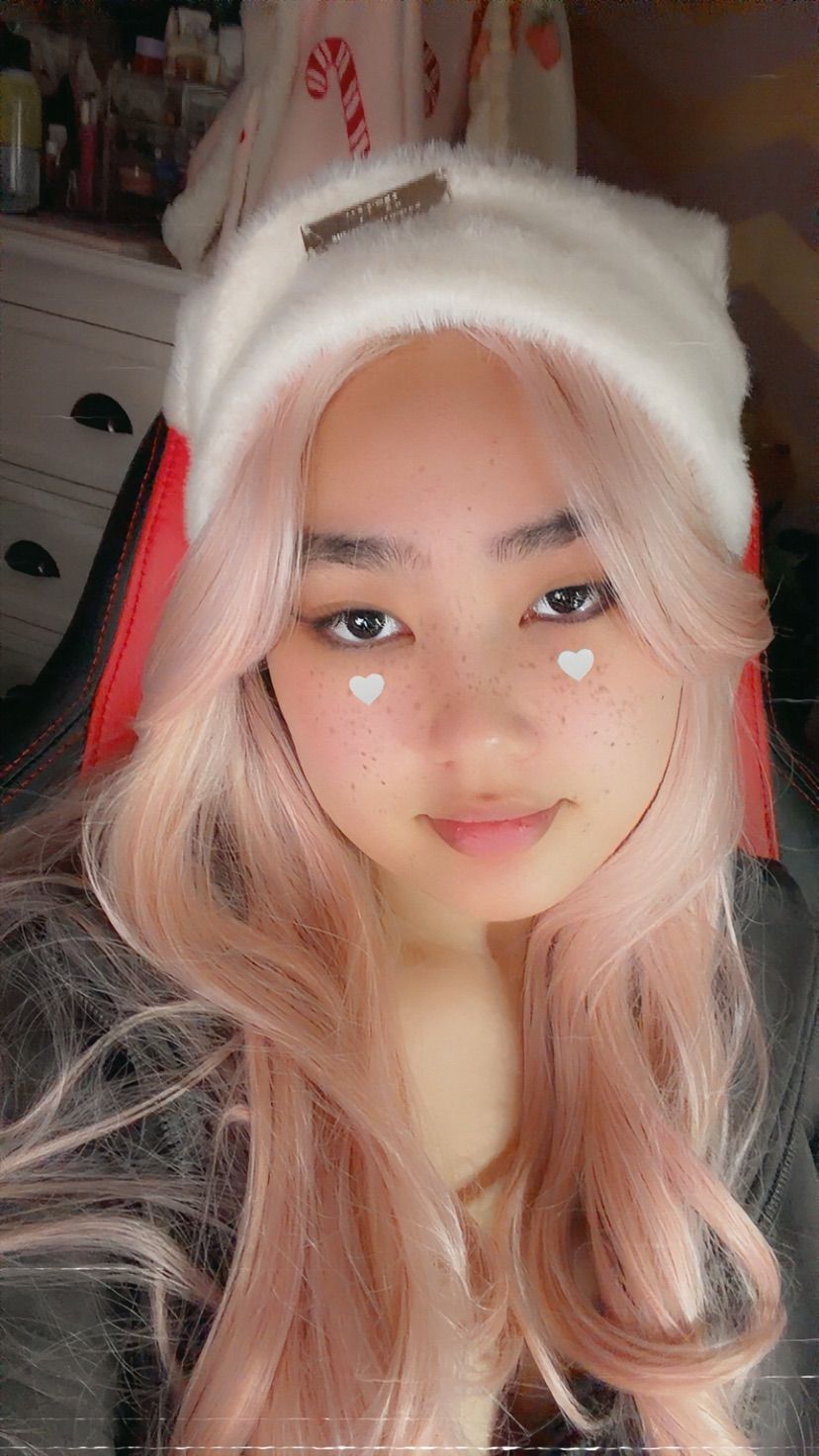 hiii wanna chat? game? selfies available!