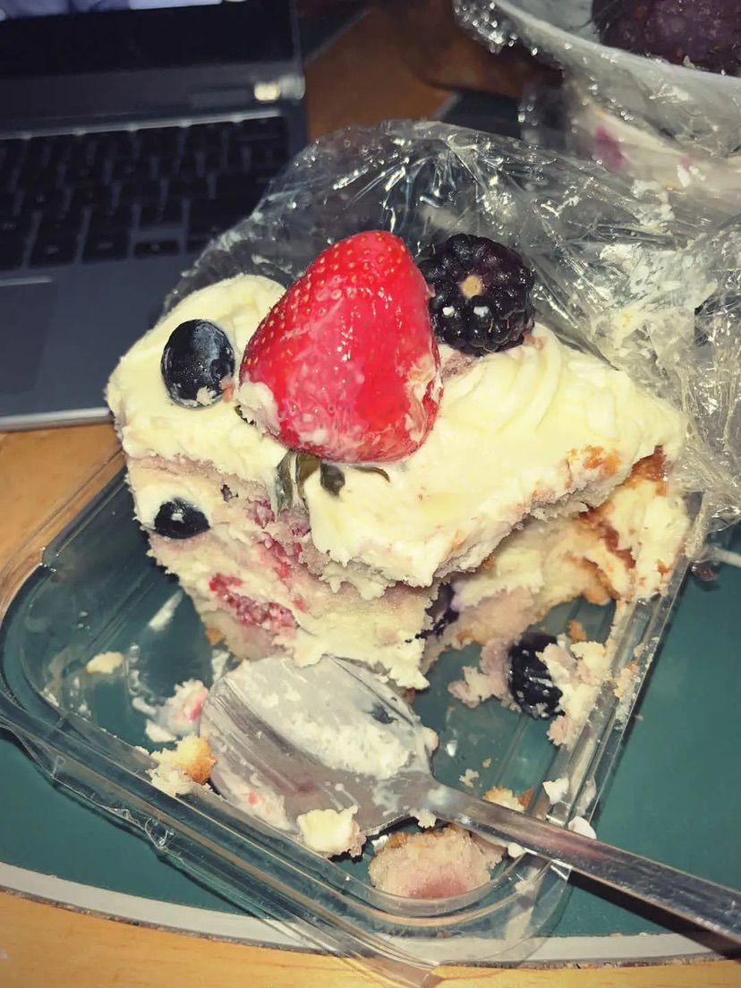 im craving..  more cakes.. n u >:3