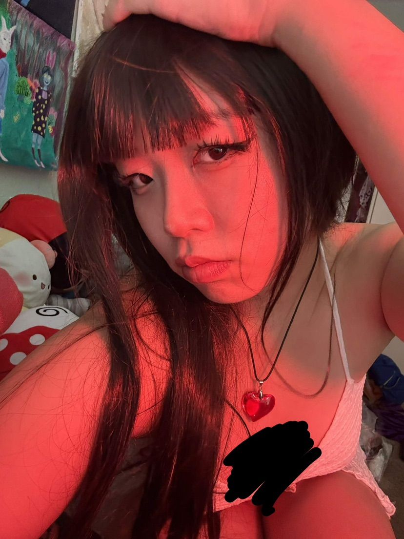 someone text meee <3