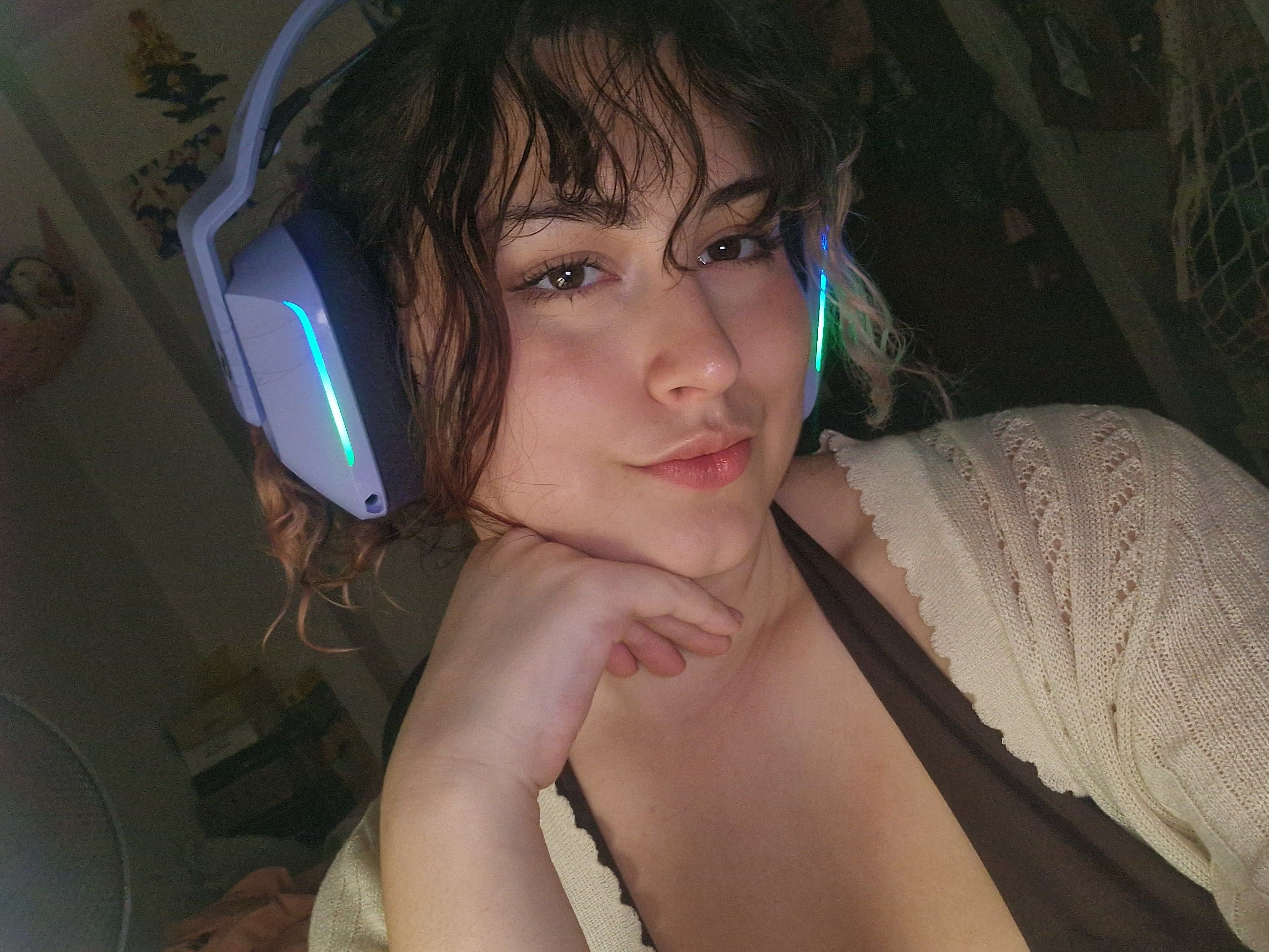 If somebody wants to como talk or play I'm here ^^