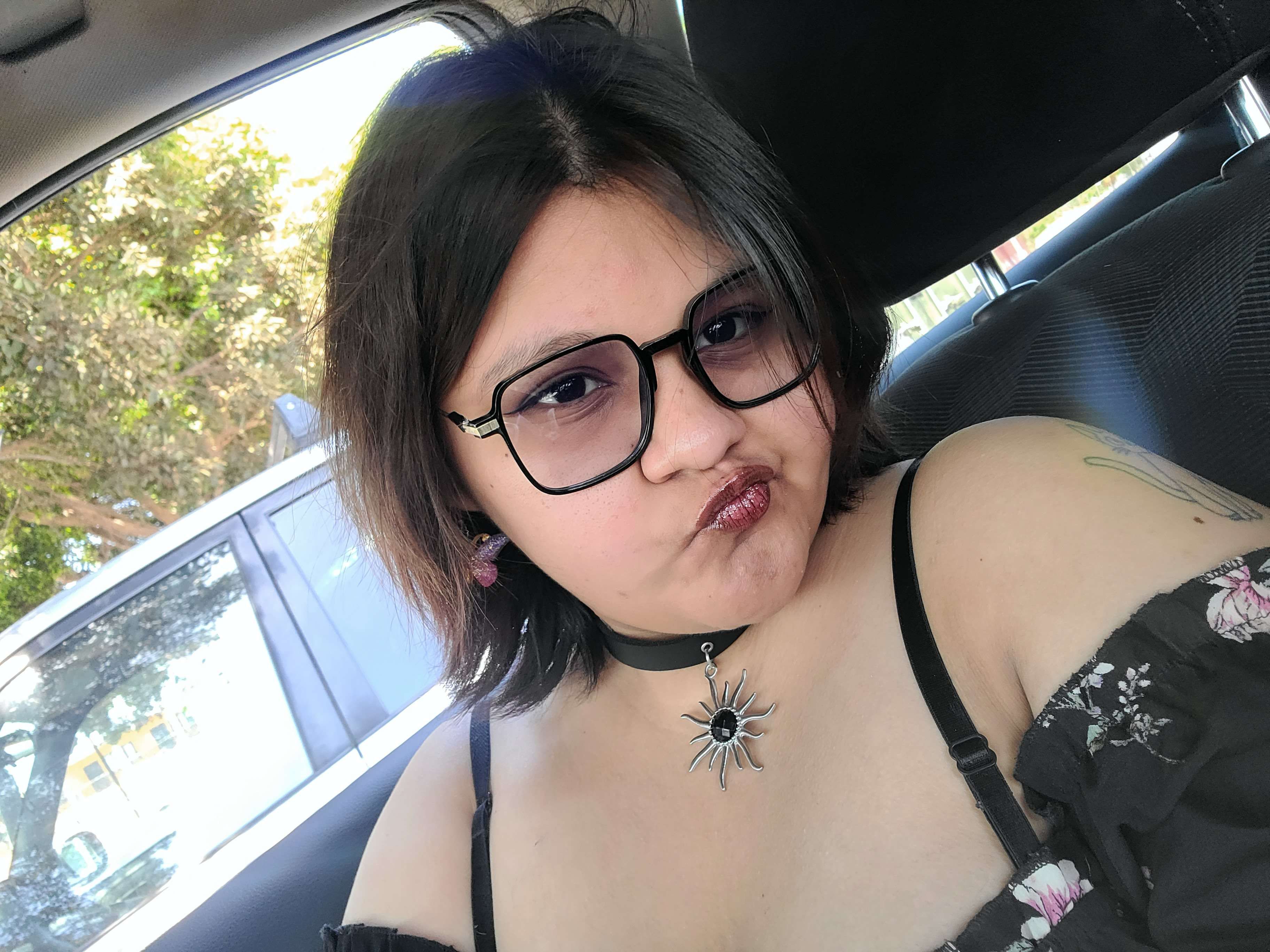 Estoy aburrida y sola :c