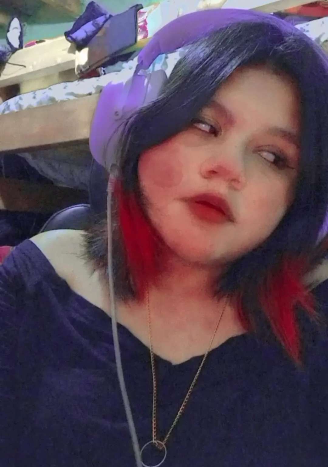 Estoy aburrida y sola :c