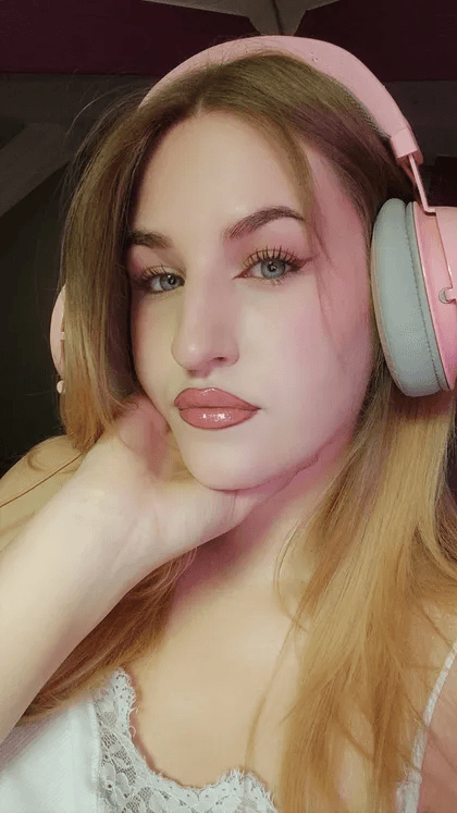 🌸 Cozy Games, Fun Chats & Video Calls!