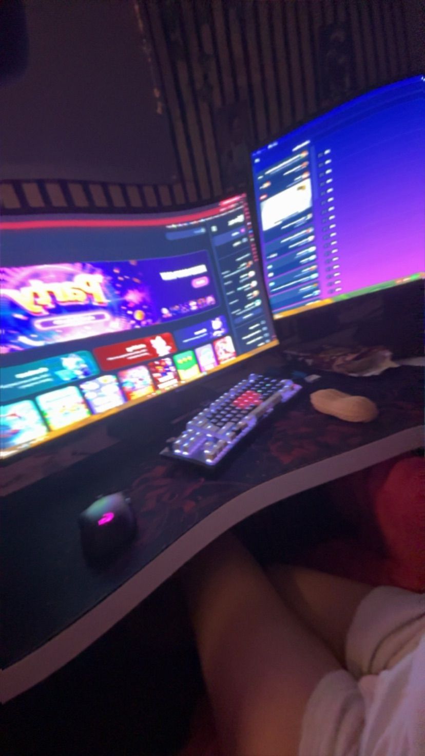 plssss play or talk with me im so bored ;)))