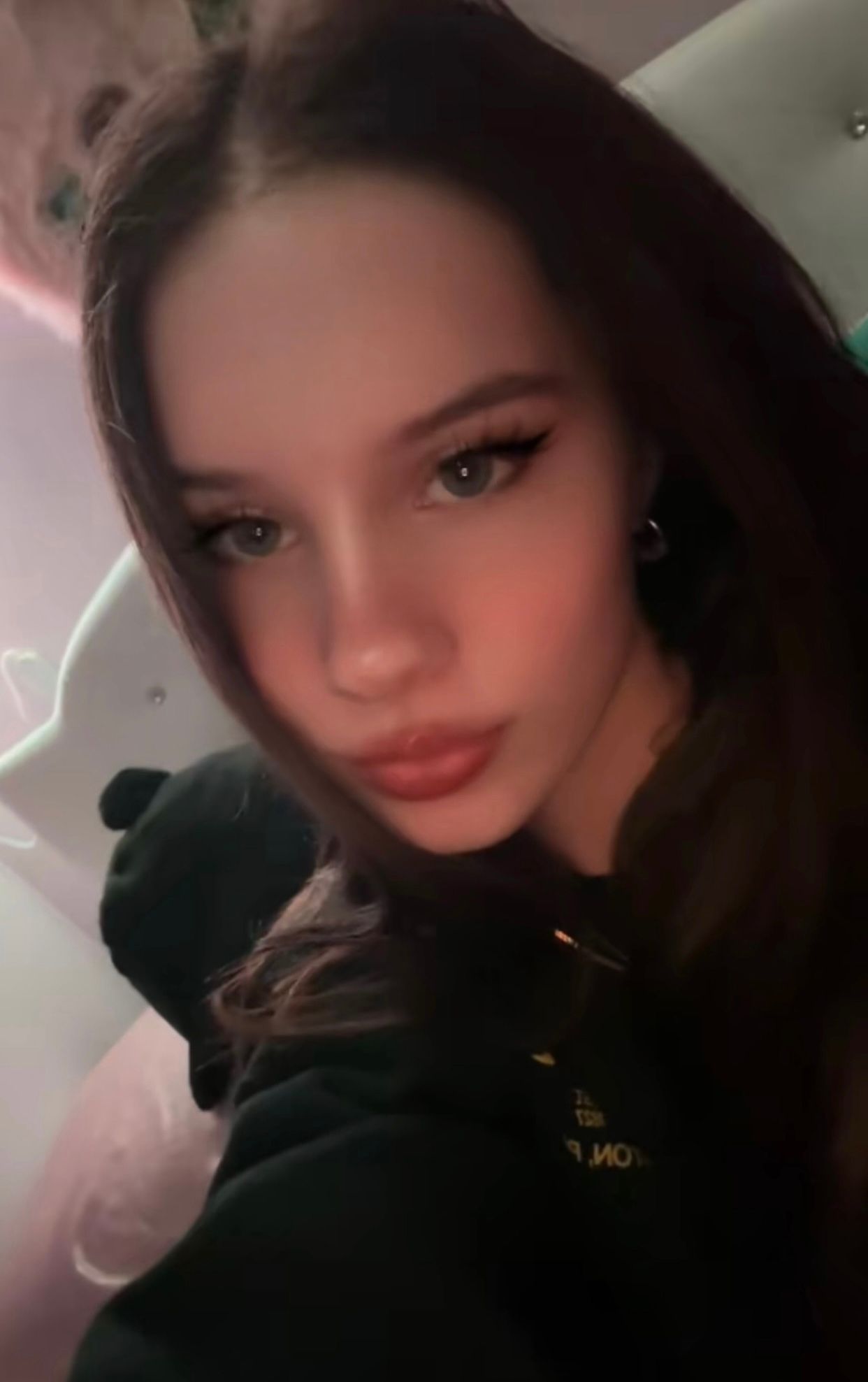 Anyone wanna call/game tonight? 😗 im lonely 😔