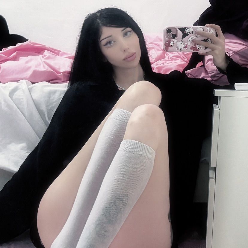 available for selfies 🤍
