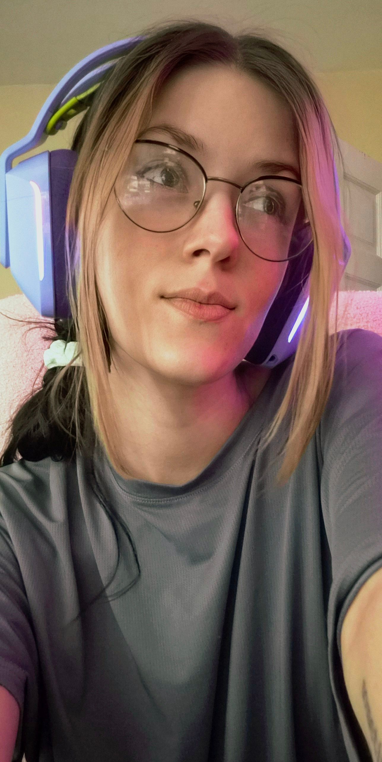 come on lets play a game or we can just chat ♡