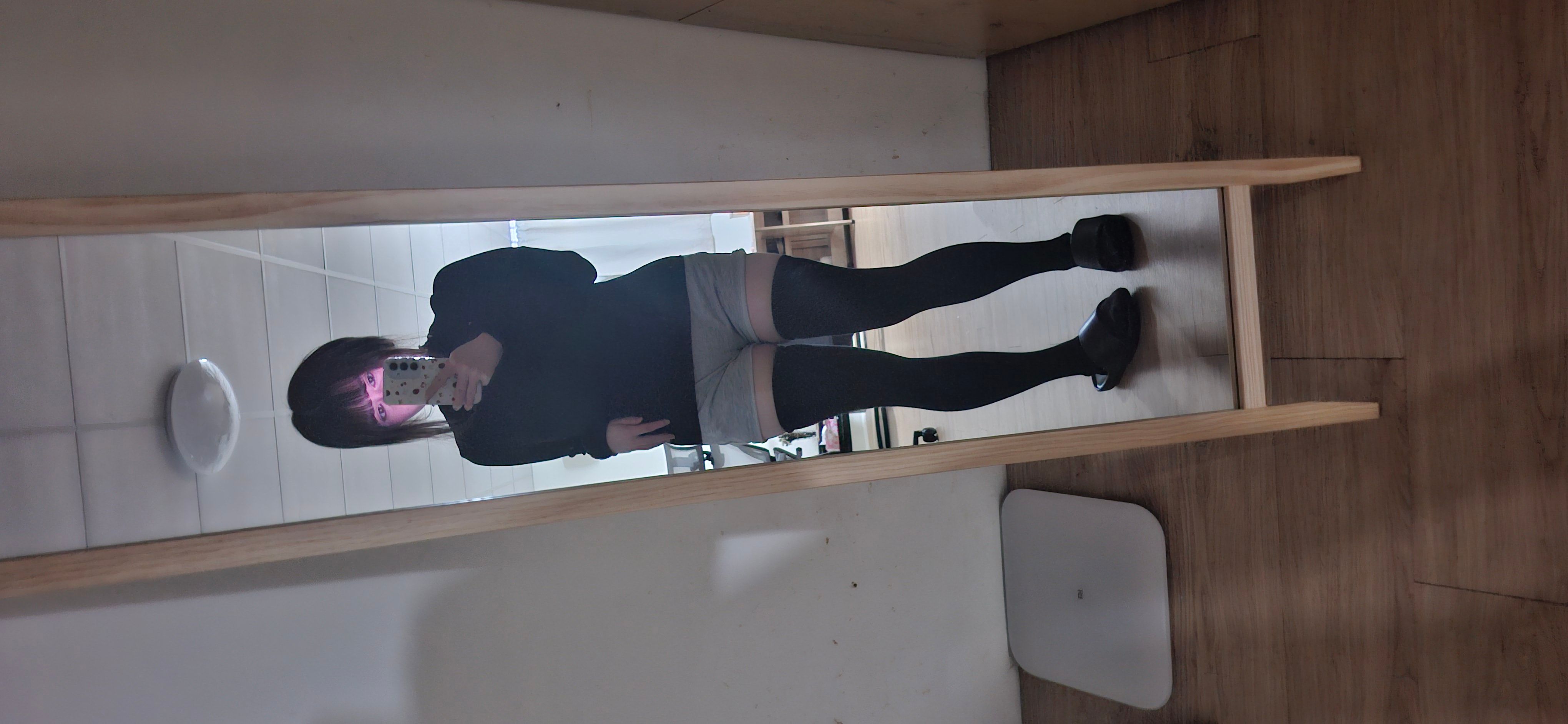 ~  ᕬ ᕬ
   („. .„)
 🍓⊂ ) Hewo!! Come hangout w me~