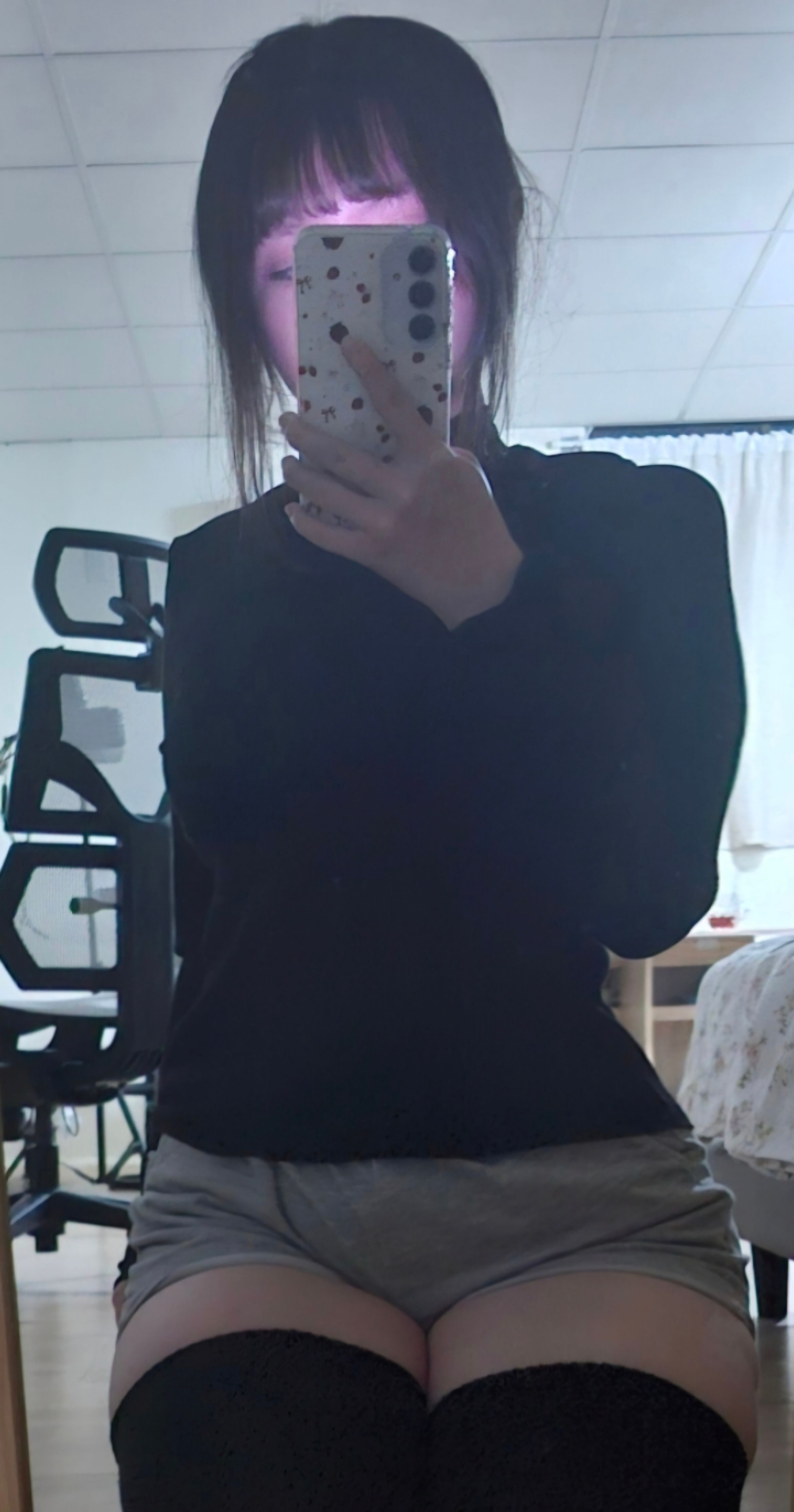 ~  ᕬ ᕬ
   („. .„)
 🍓⊂ ) Hewo!! Come hangout w me~