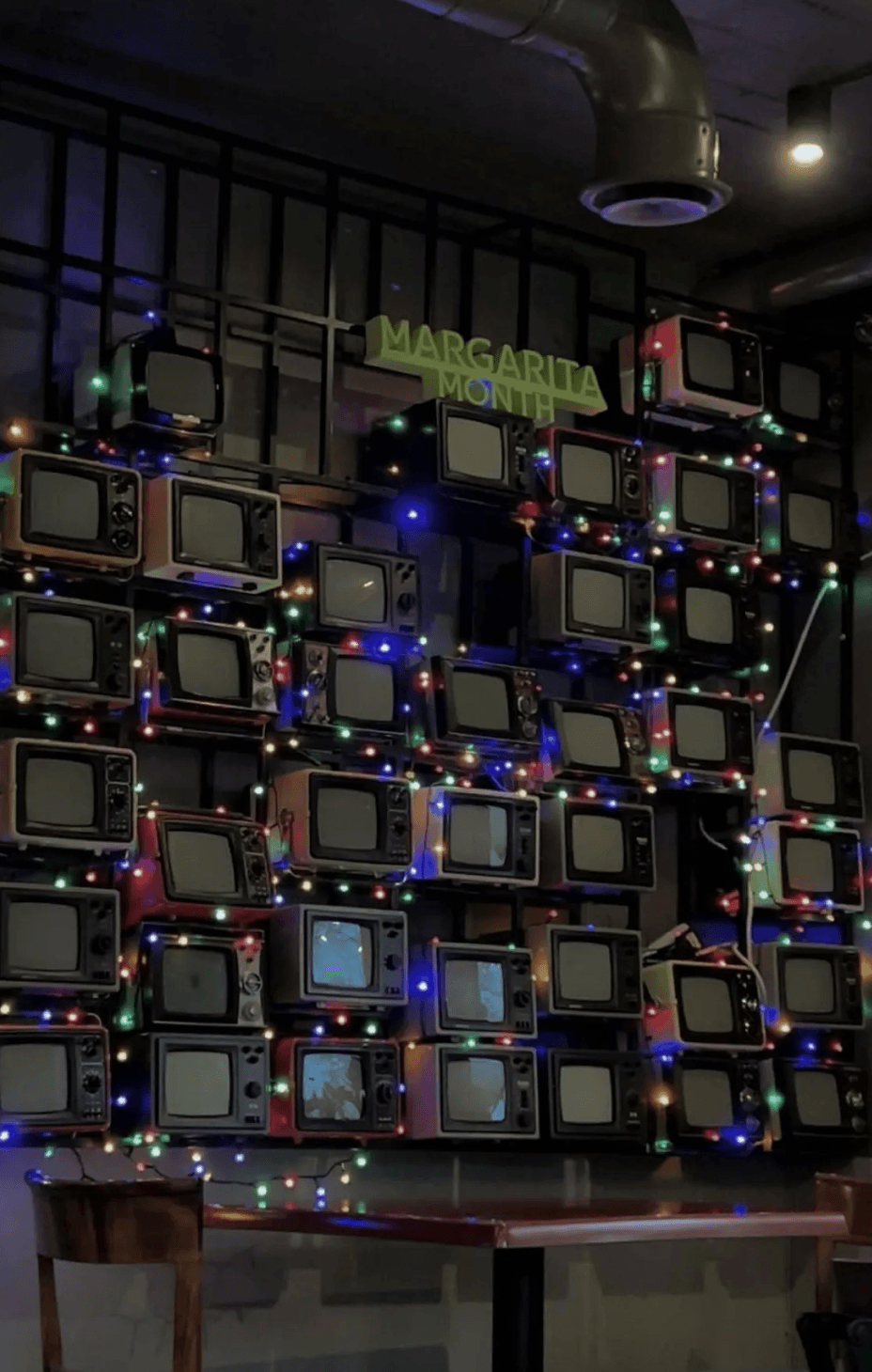 look at these cute tvs ><