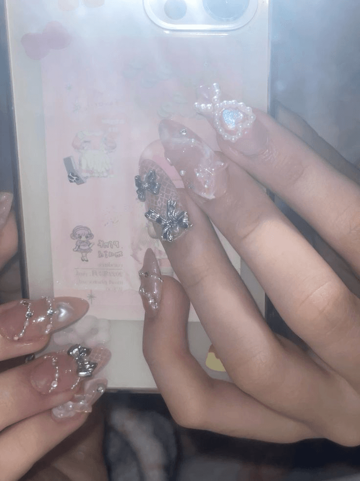 nails whilst i game w u ❤︎
