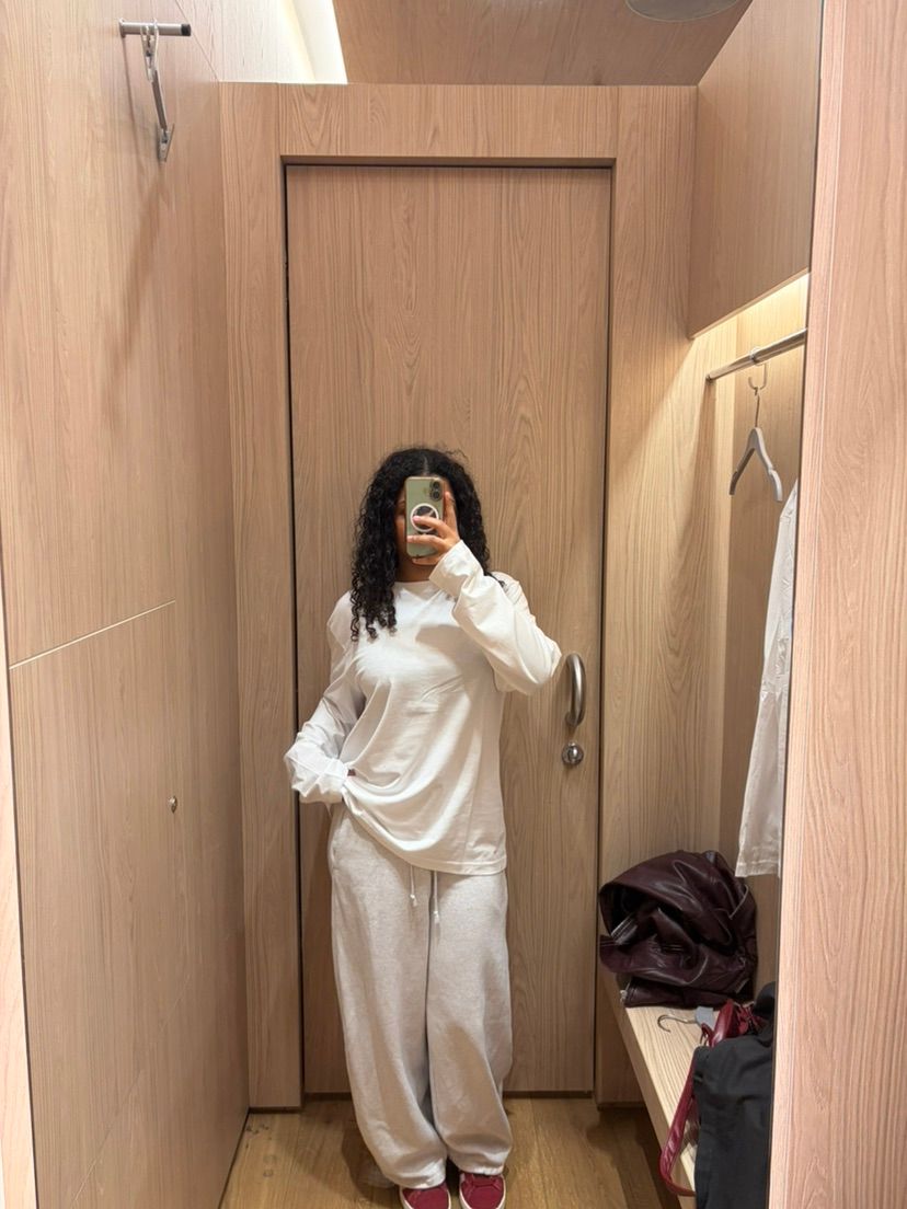 available for selfies & pics <3
