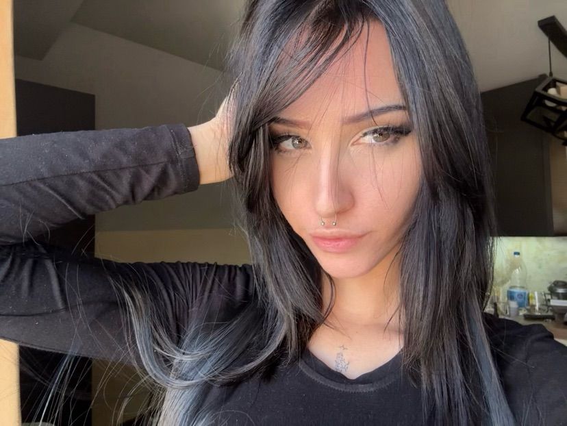 Dm me<3