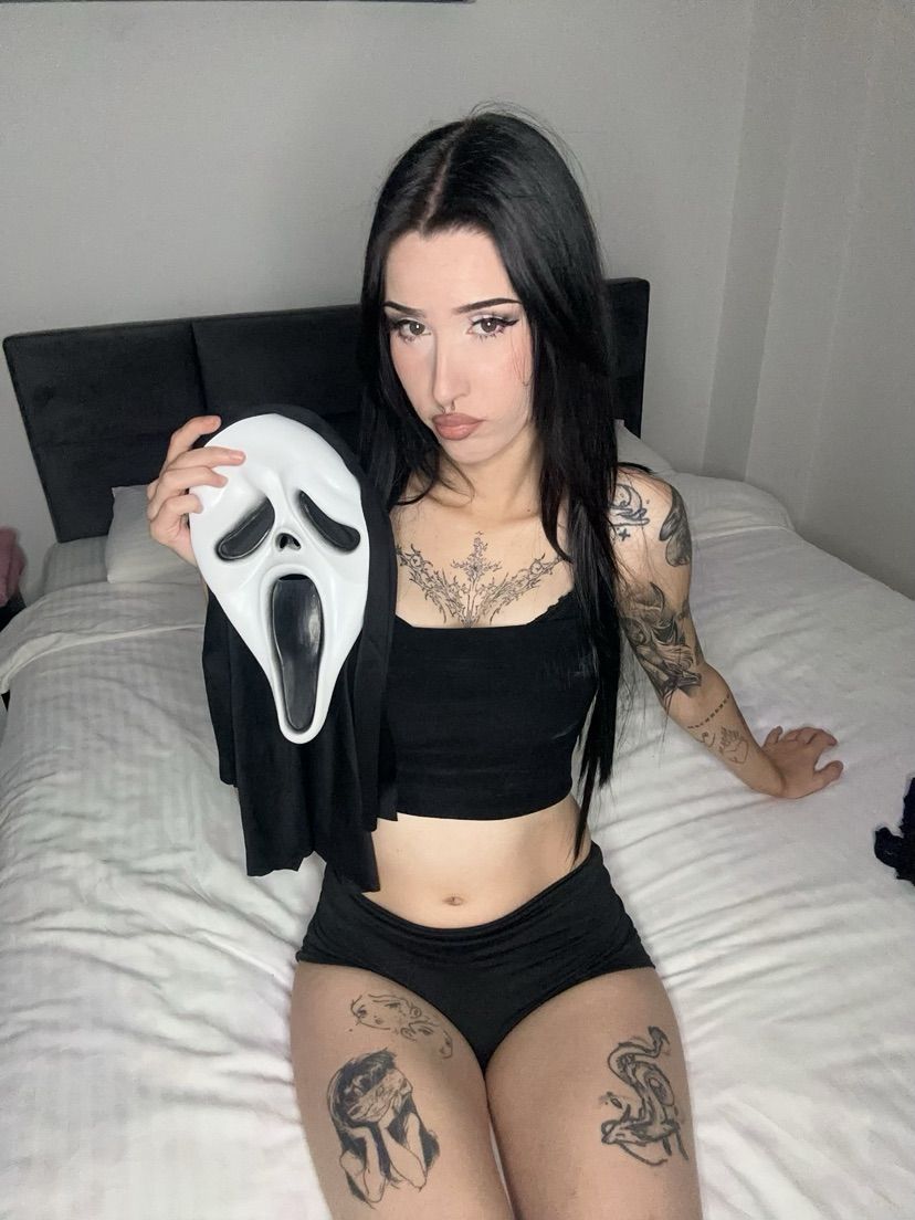 Custom pics/vids available 🖤